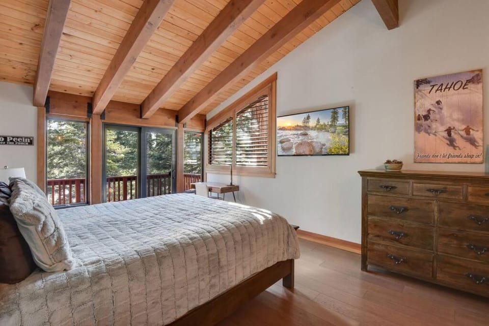 Luna Cabin - 5BR Hot Tub A/C Game Room EV Charger Cabin in Tahoe Vista