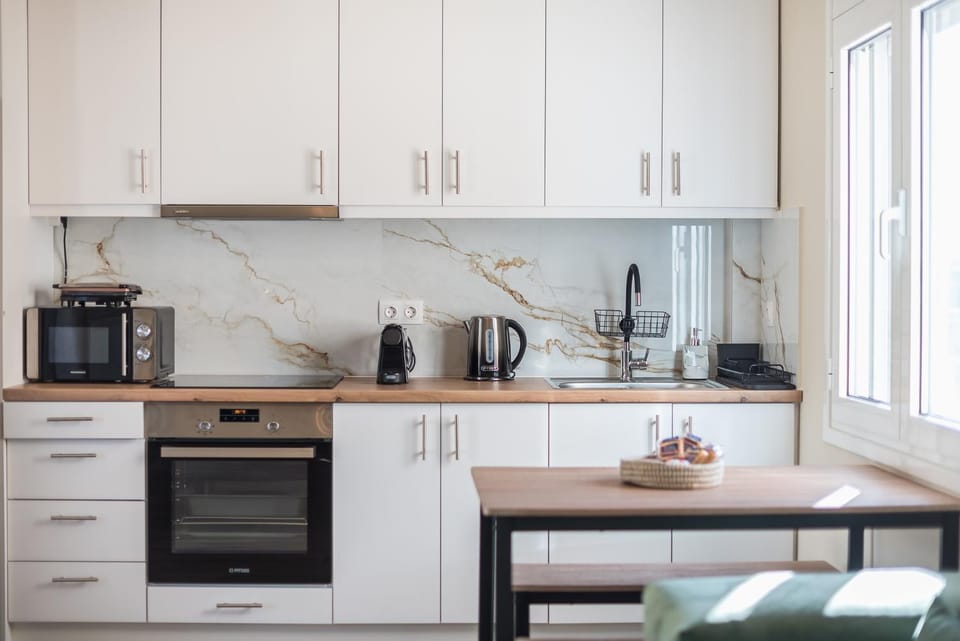 Coffee/tea facilities, Kitchen or kitchenette, stove, toaster