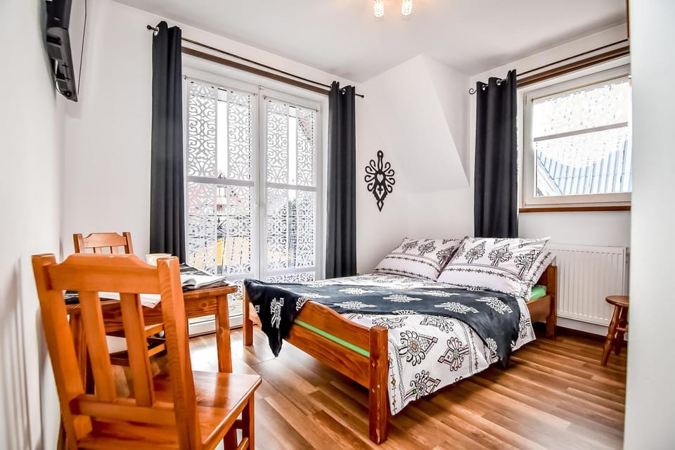 Bed, Photo of the whole room, Seating area, Bedroom