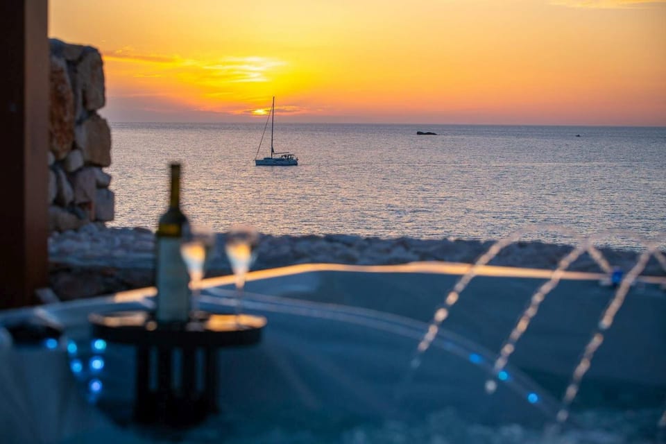 Property building, Garden, Hot Tub, Balcony/Terrace, Sea view