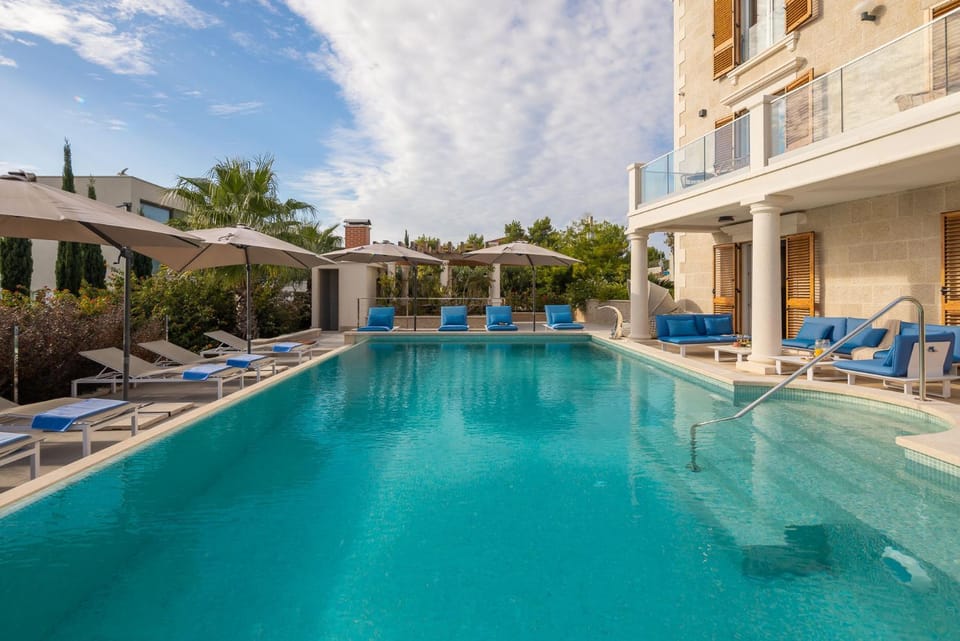 Property building, Patio, Day, Balcony/Terrace, Pool view, Swimming pool, Swimming pool, sunbed