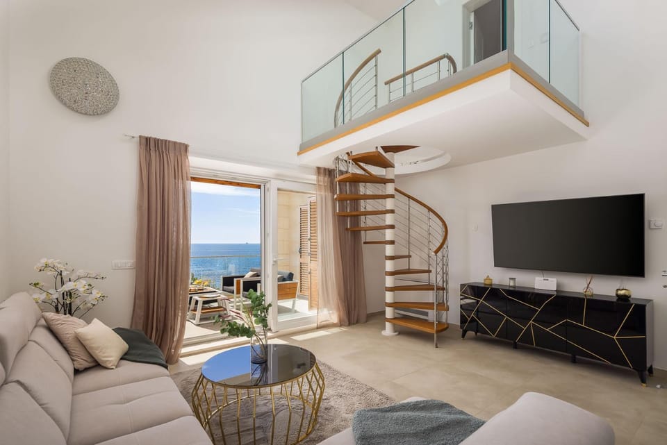 Communal lounge/ TV room, TV and multimedia, Living room, Seating area, Evening entertainment