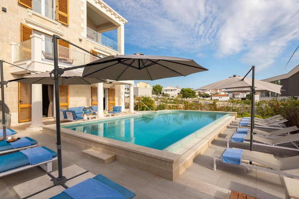 Property building, Patio, Day, Balcony/Terrace, Pool view, Swimming pool, Swimming pool, sunbed