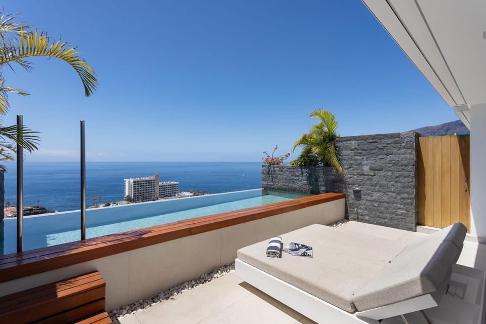 Pool view, Sea view, Swimming pool, sunbed