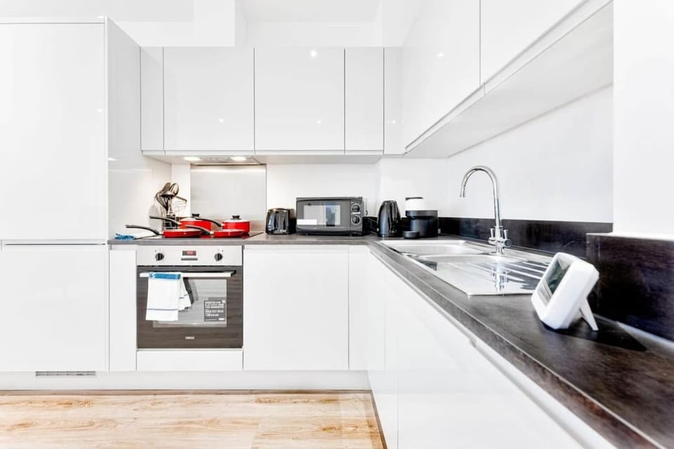 Modern and Bright 2 Bed Apartment in Solihull Apartment in Shirley