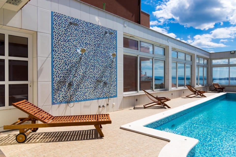 Patio, Day, Swimming pool, sunbed