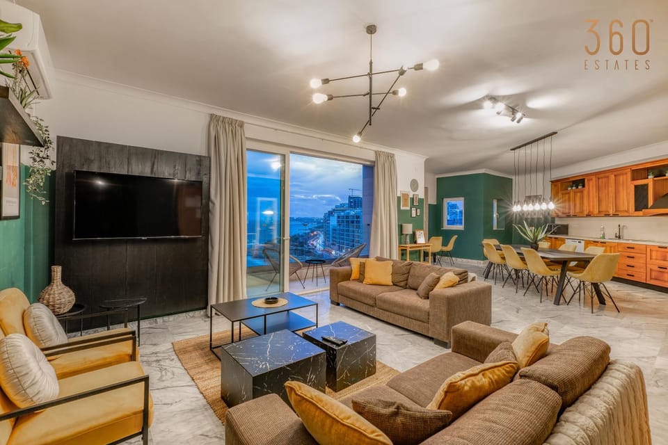 Communal lounge/ TV room, TV and multimedia, Kitchen or kitchenette, Living room, Dining area, Evening entertainment