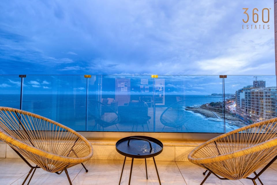 Patio, Natural landscape, View (from property/room), Balcony/Terrace, Living room, Seating area, Lake view, Pool view, River view, Sea view, Swimming pool, sunbed