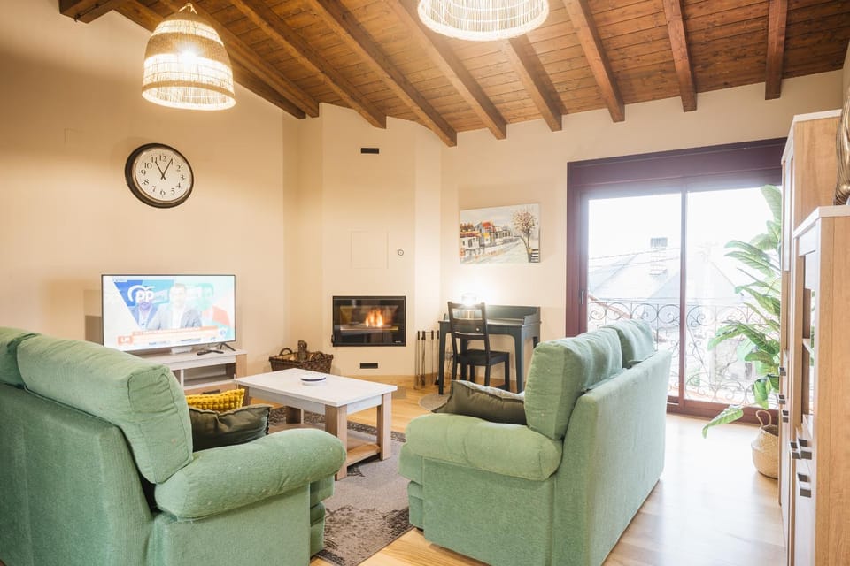 TV and multimedia, Living room, Seating area, Evening entertainment