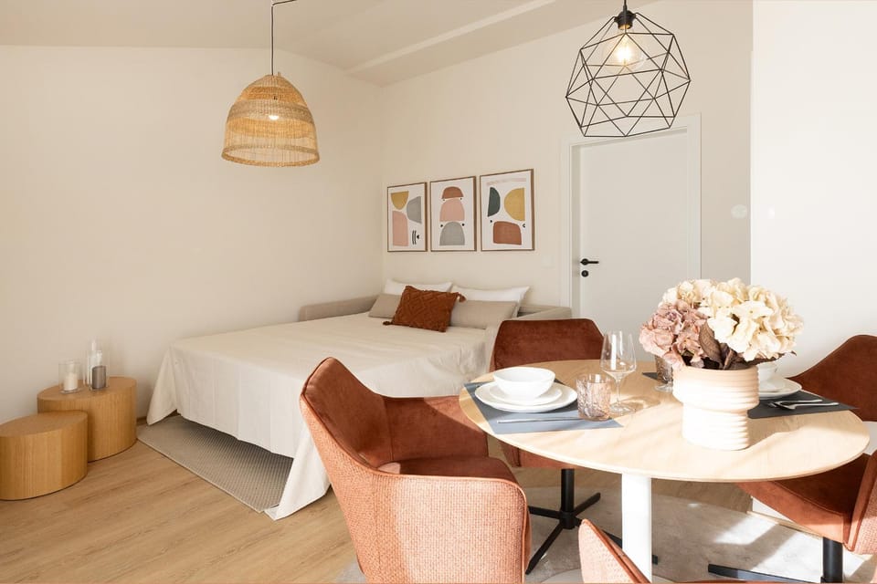 Bed, Living room, Seating area, Dining area