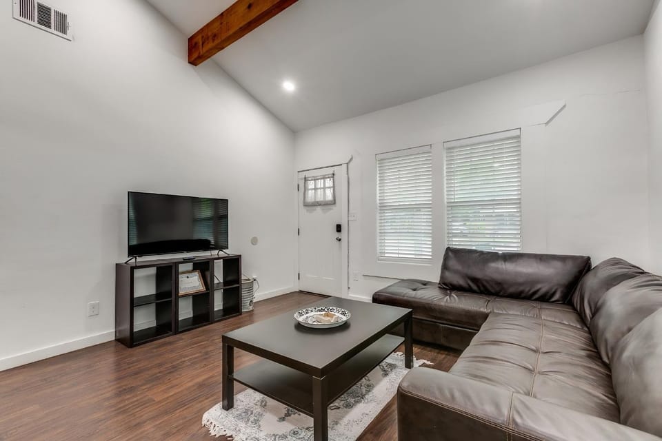 TV and multimedia, Living room, Seating area, Evening entertainment