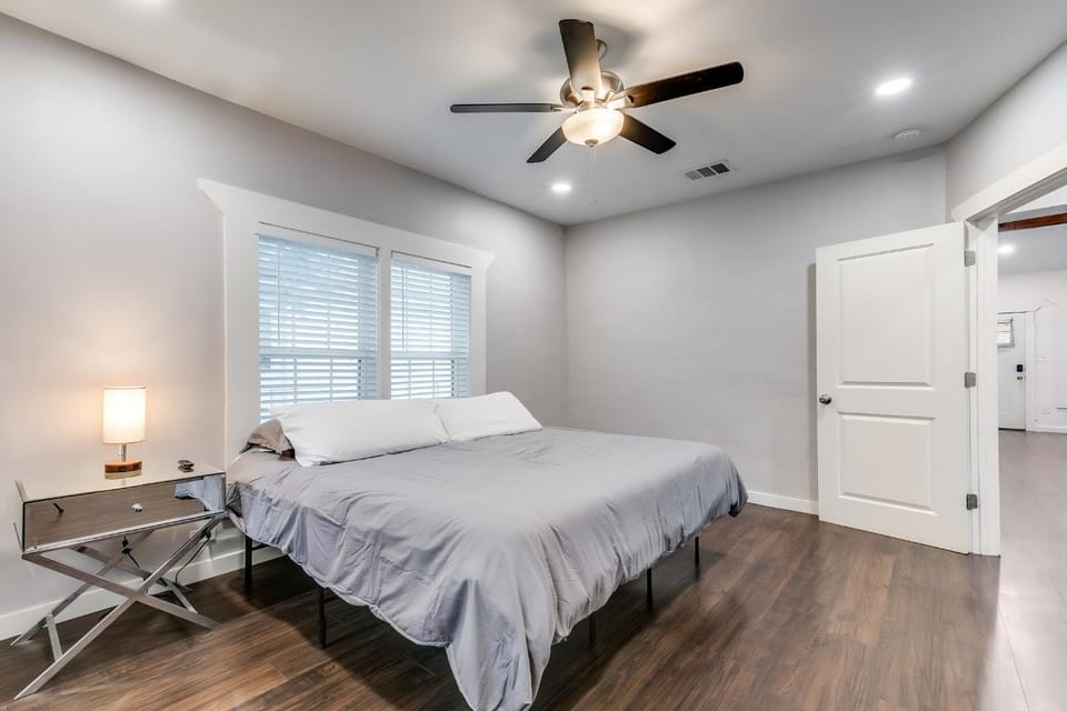 Bed, Photo of the whole room, Bedroom, fireplace, wardrobe