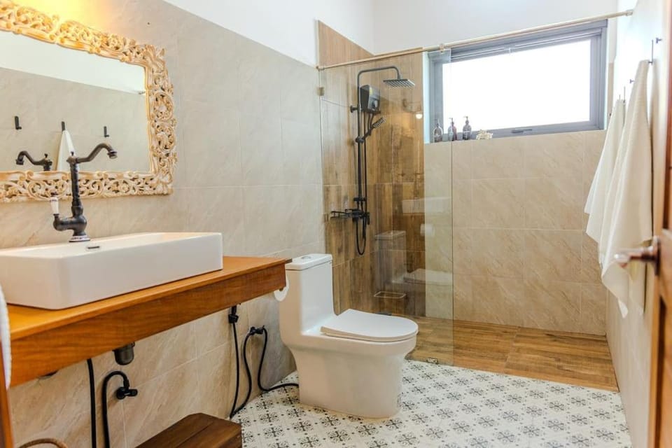 Shower, Toilet, Bathroom, Spa and wellness centre/facilities, Bath, bidet, towels