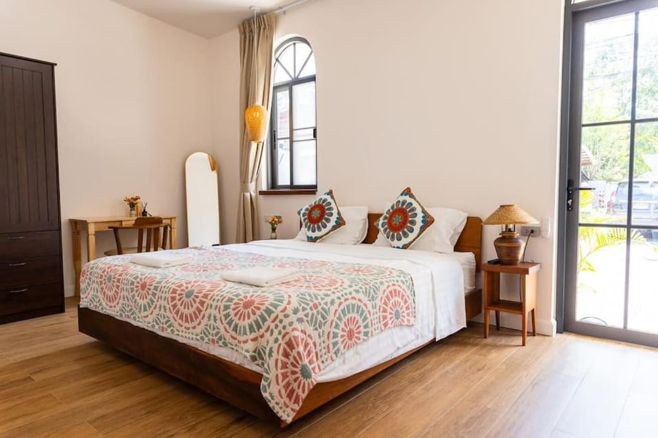 Bed, Photo of the whole room, Bedroom, City view