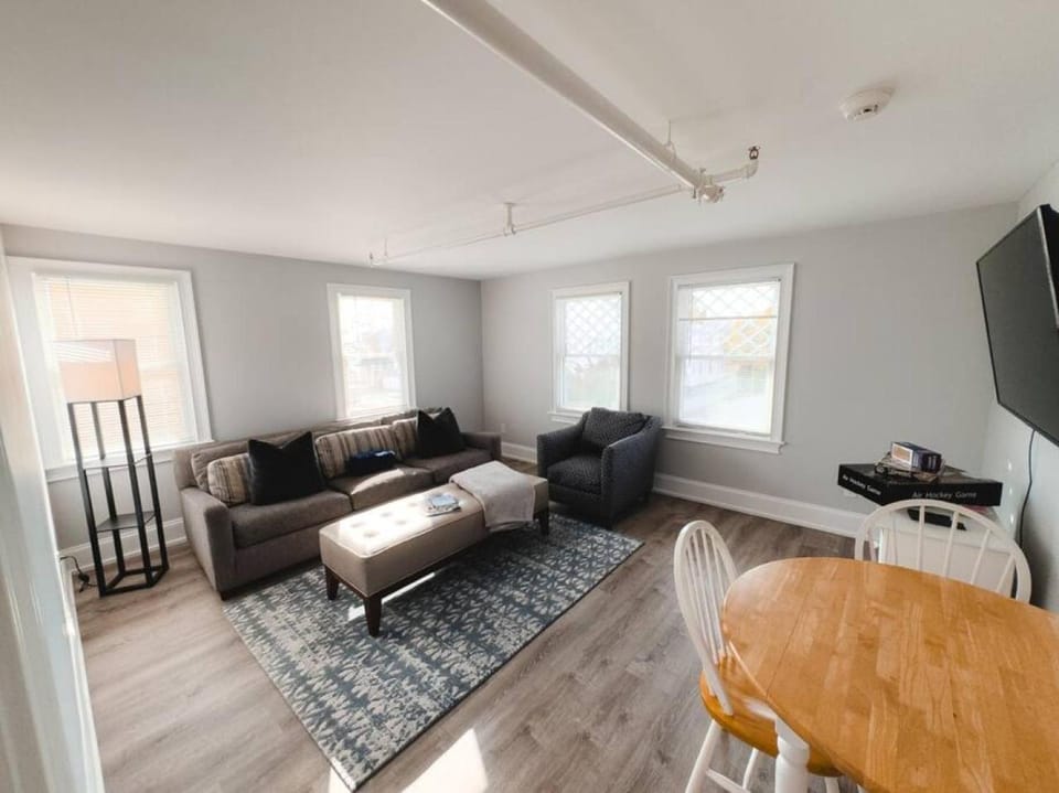 Water Access 5-Bed 2-Bath Retreat House in Hyannis