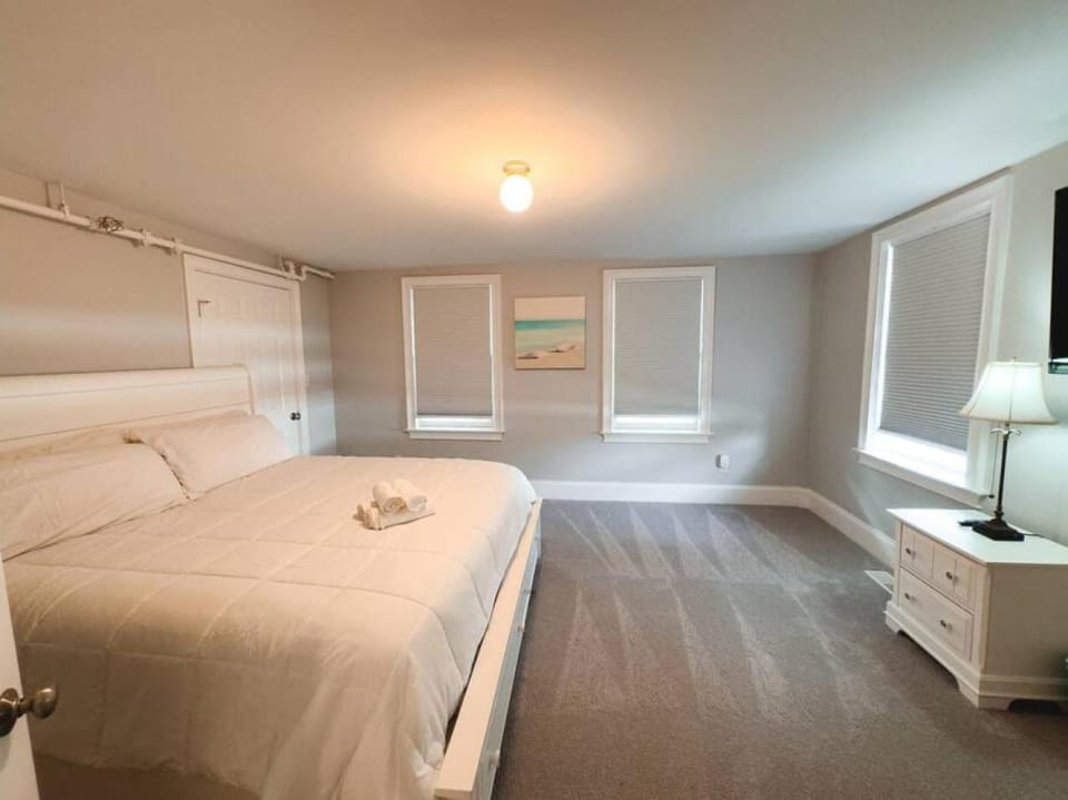 Charming Hyannis 3 Bed 2 Bath House in Hyannis
