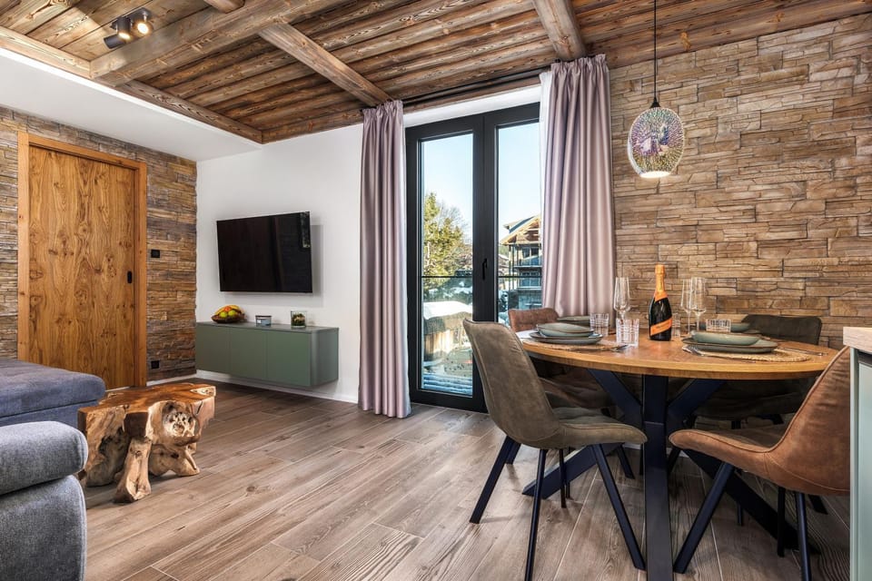Communal lounge/ TV room, TV and multimedia, Living room, Seating area, Dining area, Evening entertainment