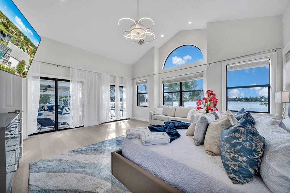 Bedroom, Lake view, Pool view