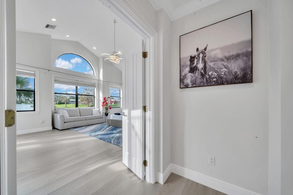 Stylish Lake Luxe Equine on waterfront w screened in heated pool Lake Views Hosted By Relaxtay Villa in Wellington