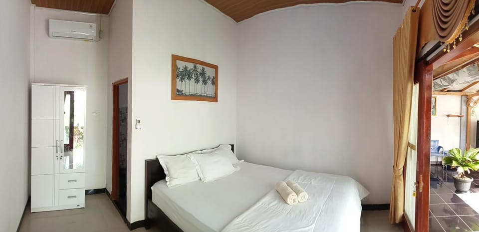 Shower, Toilet, Bed, Photo of the whole room, Bedroom, towels, wardrobe, air conditioner