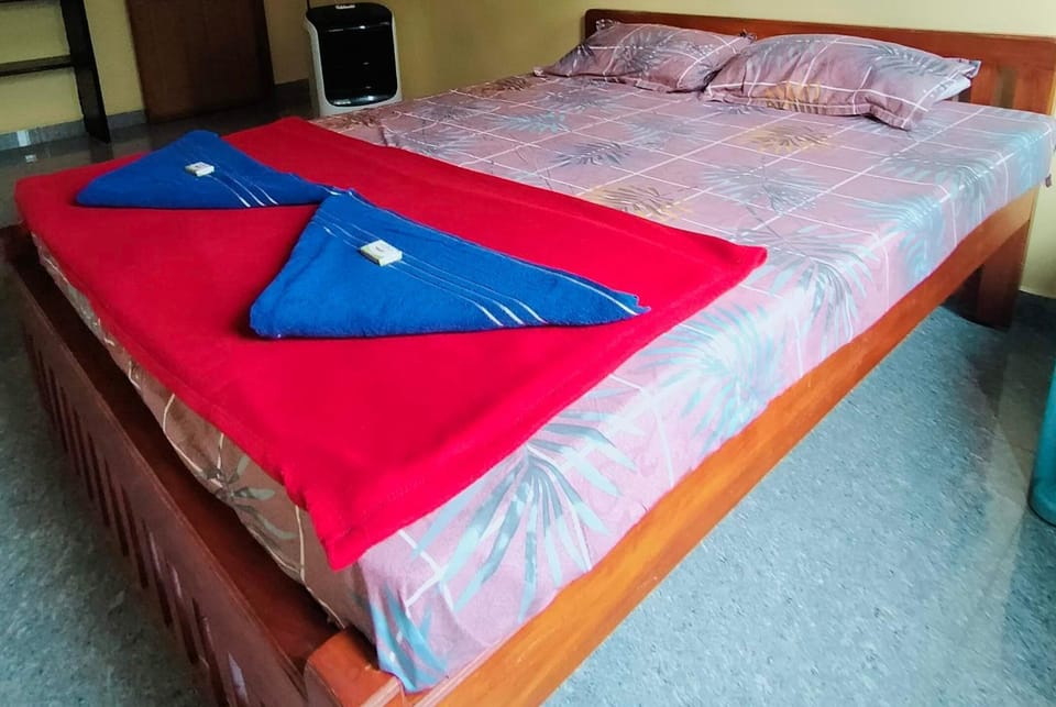 Bed, Bedroom, towels