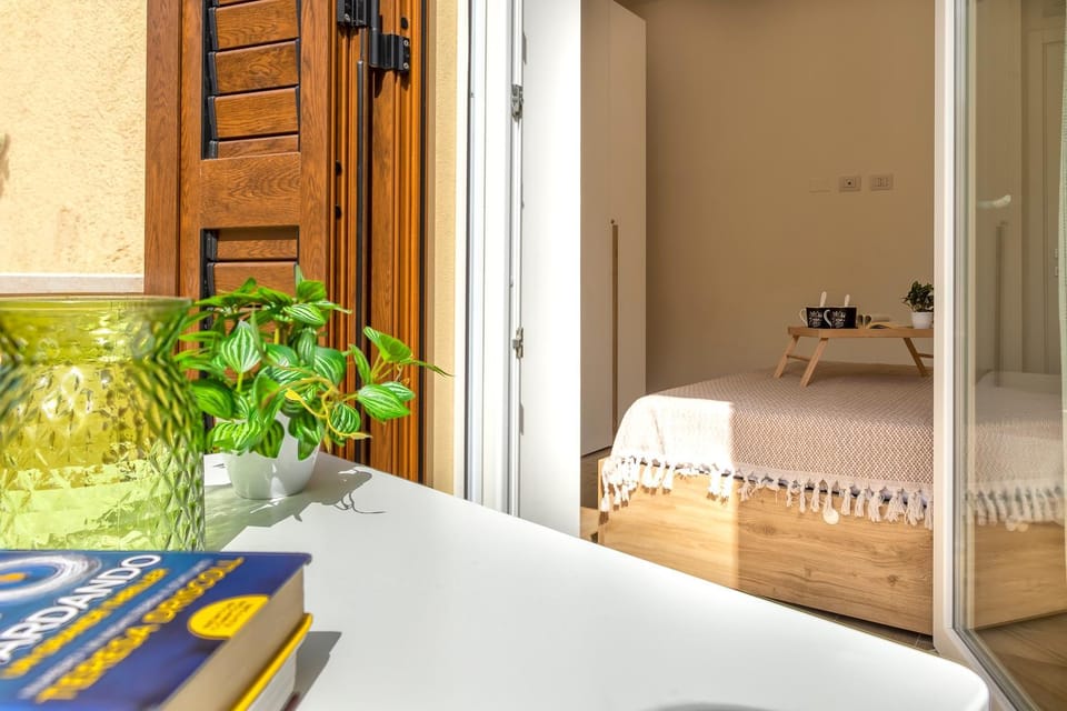 Bed, Photo of the whole room, Decorative detail, Bedroom, wardrobe