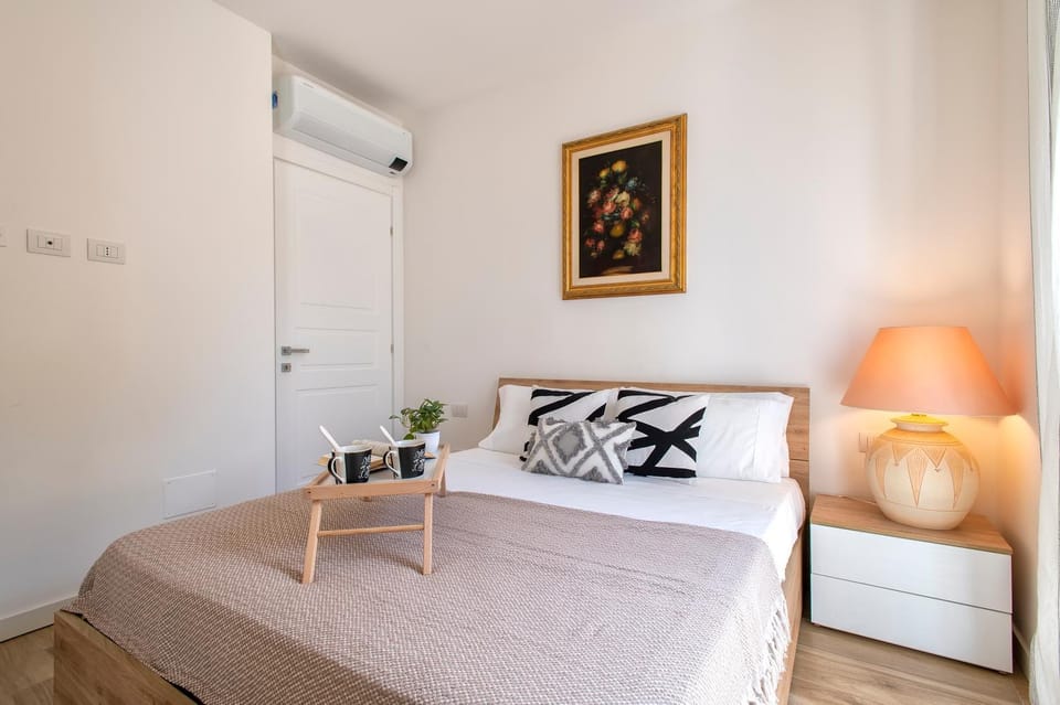 Bed, Photo of the whole room, Decorative detail, Bedroom, air conditioner