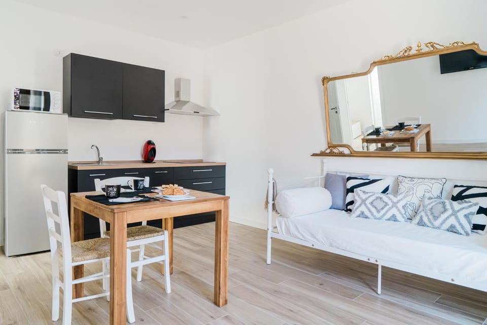Kitchen or kitchenette, Dining area, minibar