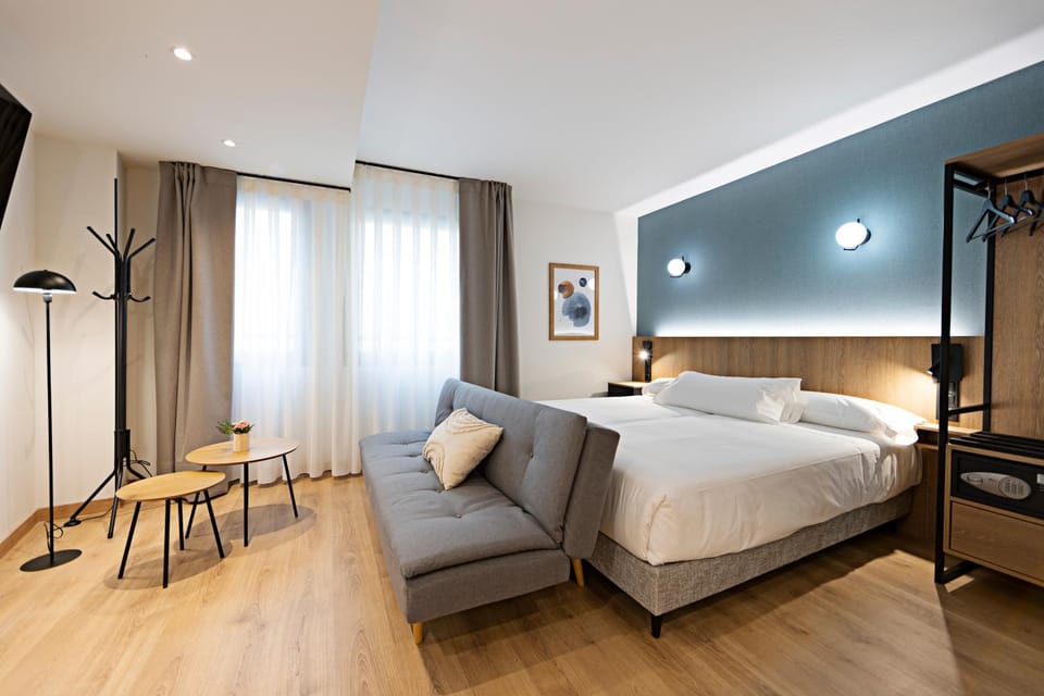 Bed, TV and multimedia, Photo of the whole room, Seating area, Bedroom, hair dresser, air conditioner