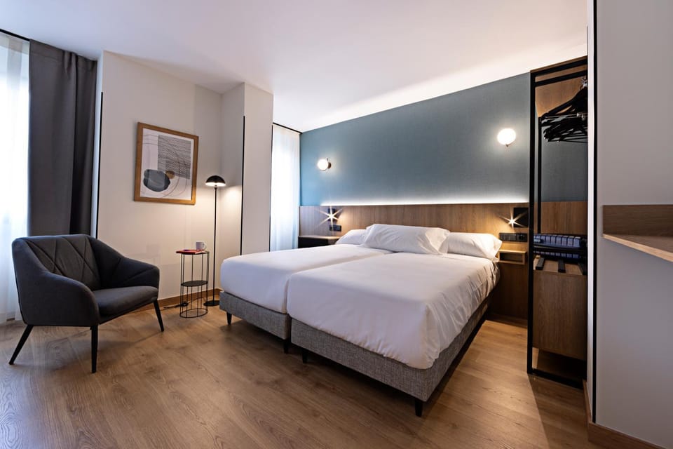 Bed, Photo of the whole room, Bedroom, hair dresser, kitchen