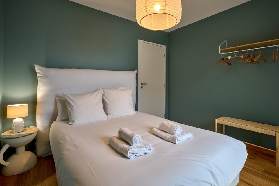 Bed, Photo of the whole room, Bedroom, towels
