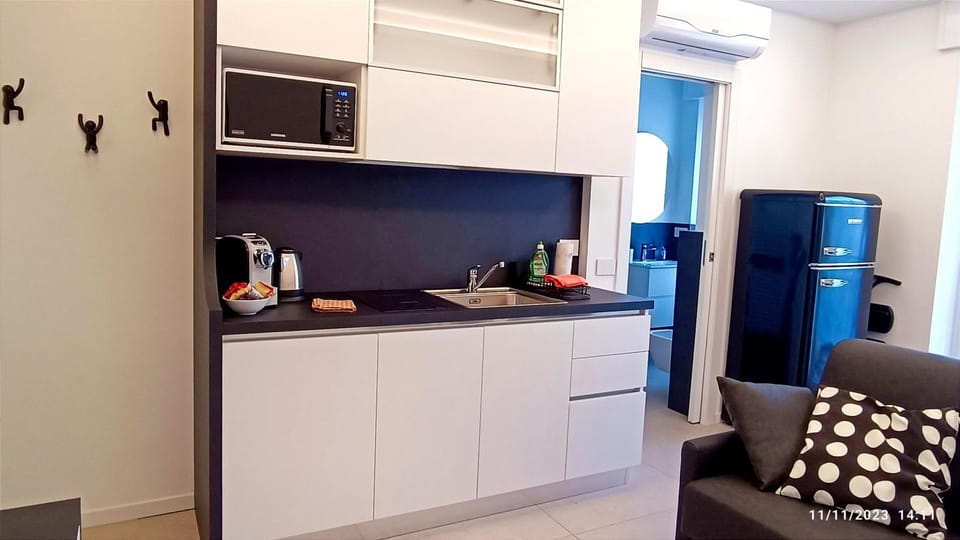 Coffee/tea facilities, Kitchen or kitchenette, Dining area, minibar, stove