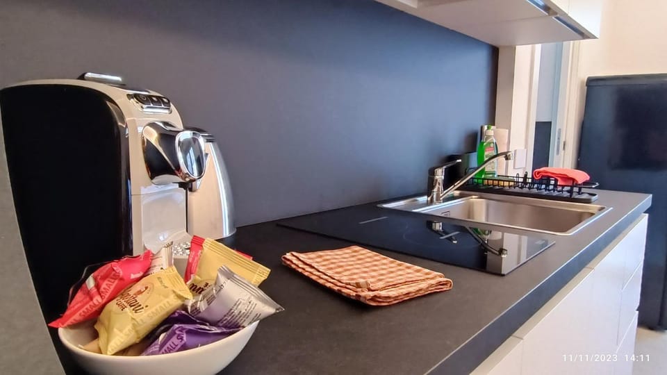 Kitchen or kitchenette, minibar