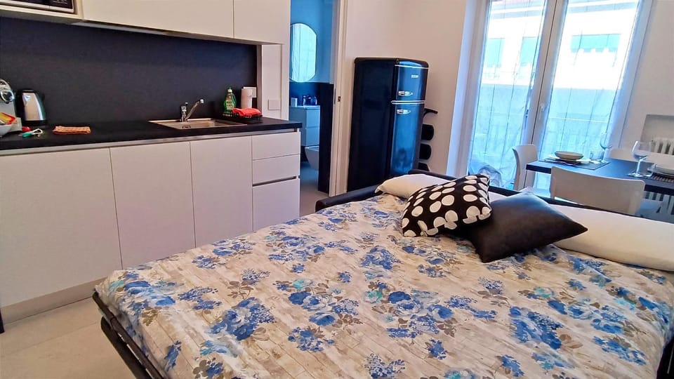 Bed, Kitchen or kitchenette, Photo of the whole room, Bedroom, minibar