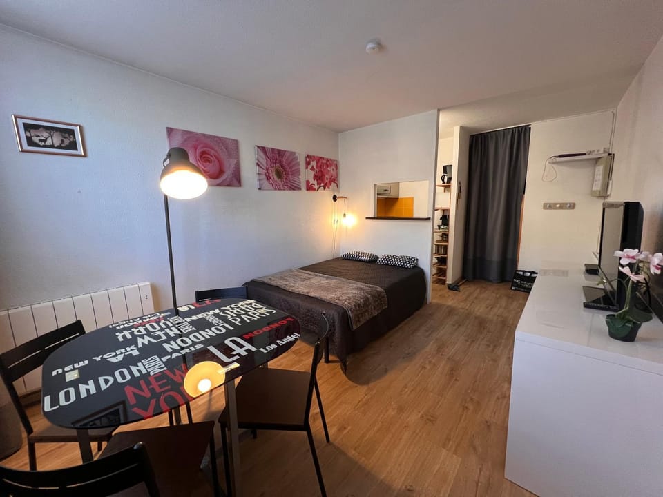 Bed, Living room, Photo of the whole room