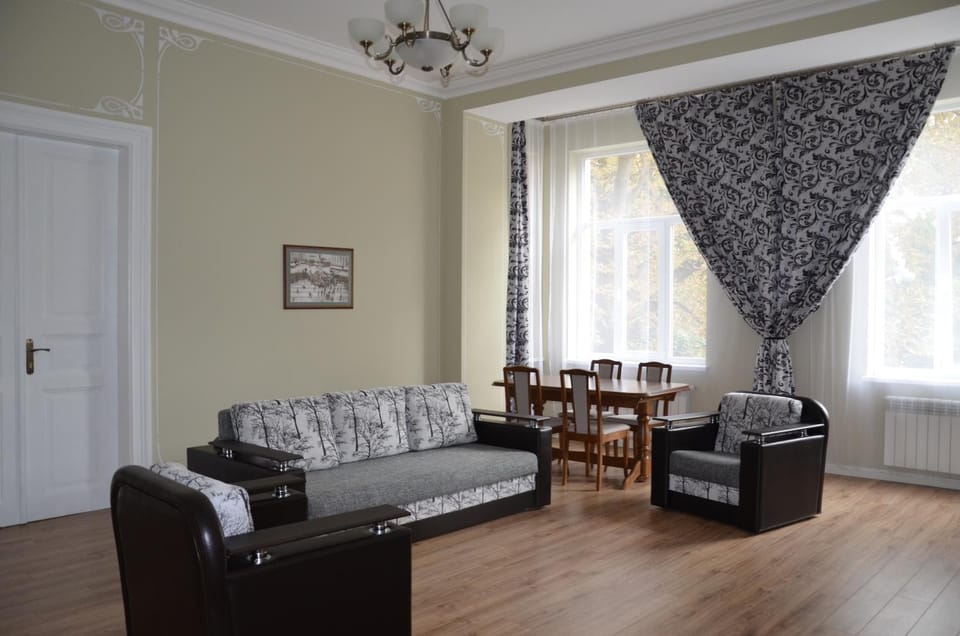 Living room, Photo of the whole room, Decorative detail, Decorative detail, Seating area, Dining area, On site, City view, City view, Street view, Street view
