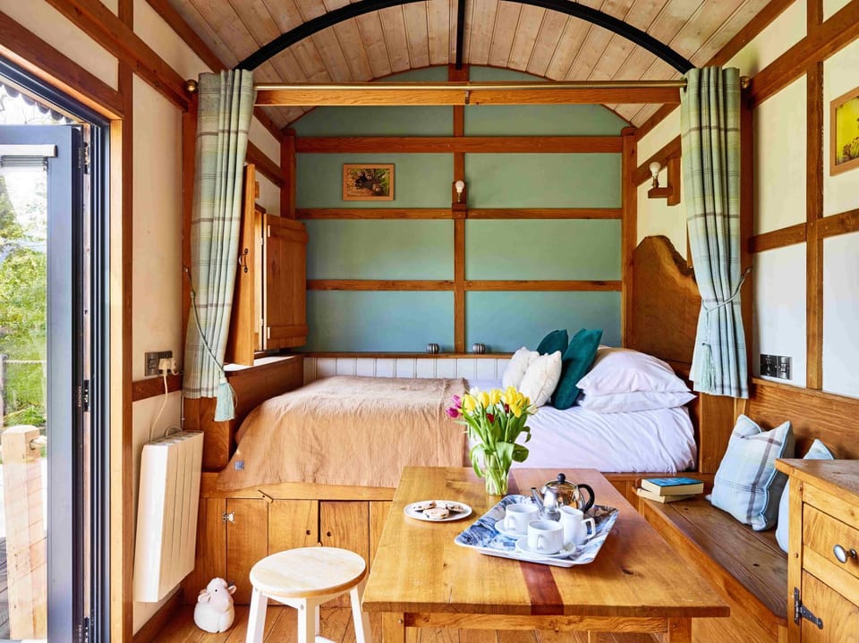 The Orient Express Shepherd's Hut with Hot Tub Apartment in Wales