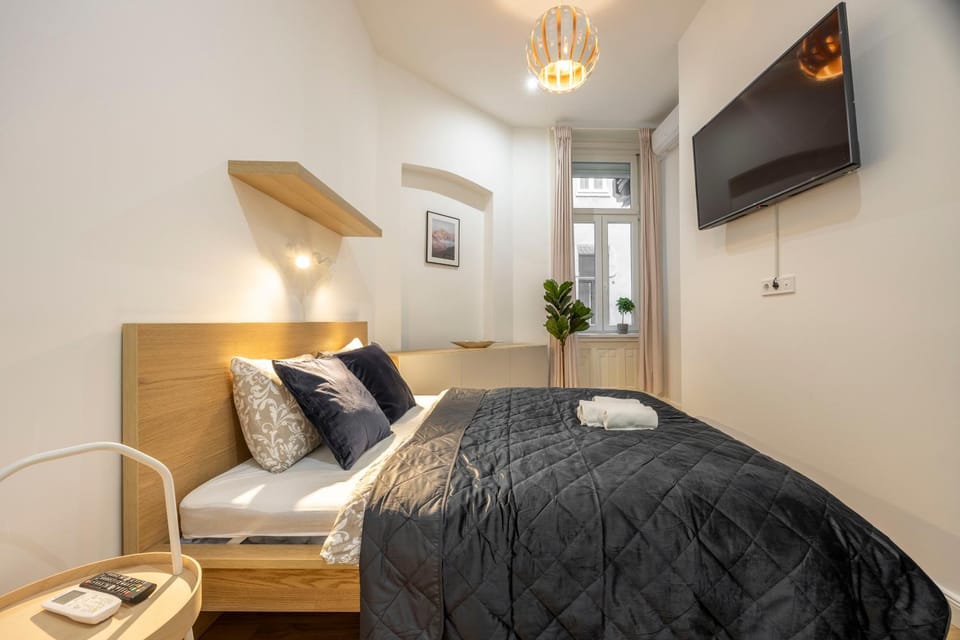 Bed, TV and multimedia, Photo of the whole room, Bedroom, towels