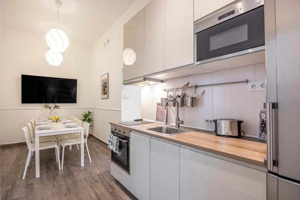 TV and multimedia, Coffee/tea facilities, Kitchen or kitchenette, Dining area, dishwasher, minibar, pet friendly, stove, toaster