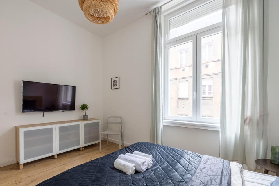 Bed, TV and multimedia, Photo of the whole room, Bedroom, towels