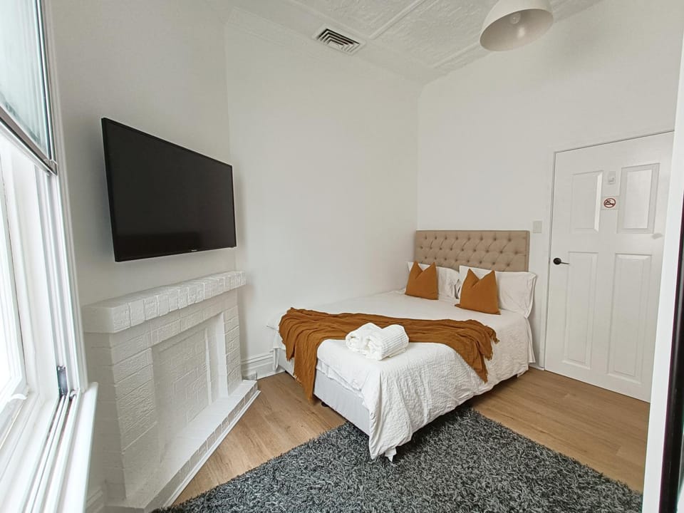 Stunning Queen Room 1Min Walk to Station with 55 Inch TV Vacation rental in Marrickville