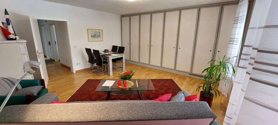 TV and multimedia, Living room, Seating area, Dining area
