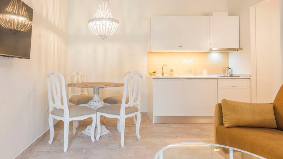 TV and multimedia, Kitchen or kitchenette, Living room, Seating area, Dining area, stove