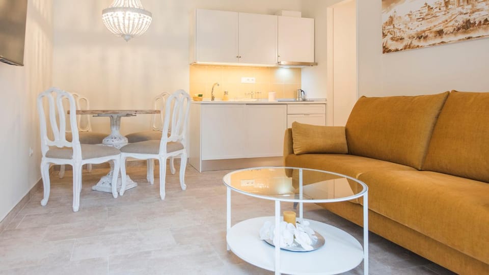 Kitchen or kitchenette, Living room, Seating area, Dining area