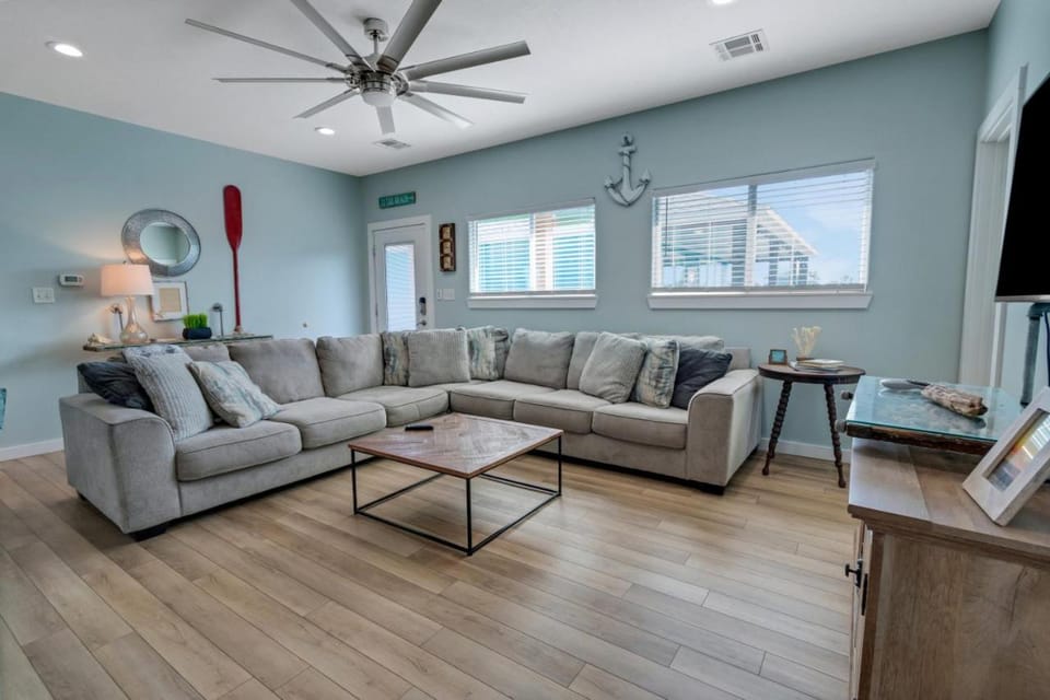 Walk to Beach~Golf Cart~Hot Tub~Beautiful Home House in Bolivar Peninsula