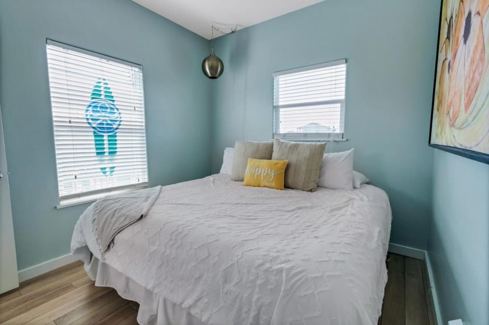 Walk to Beach~Golf Cart~Hot Tub~Beautiful Home House in Bolivar Peninsula