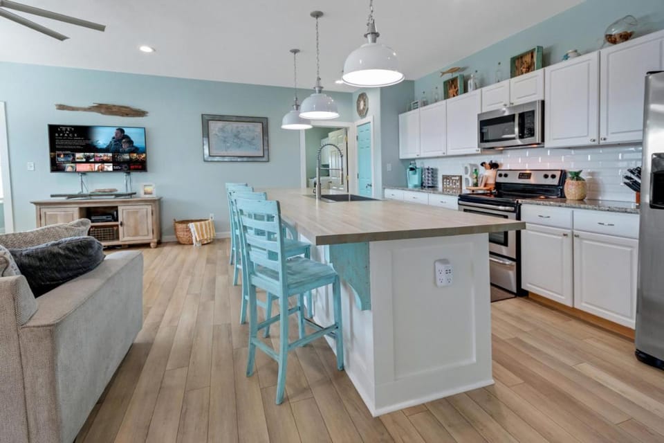 Walk to Beach~Golf Cart~Hot Tub~Beautiful Home House in Bolivar Peninsula