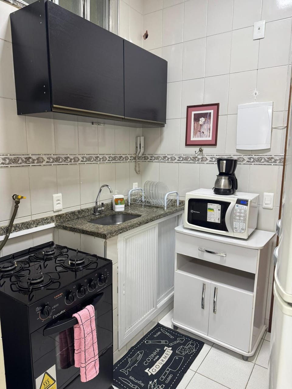 Coffee/tea facilities, Kitchen or kitchenette, stove