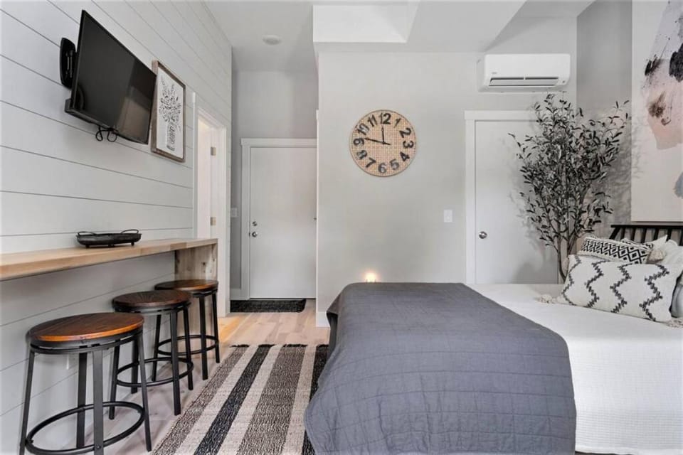 Bed, TV and multimedia, Bedroom