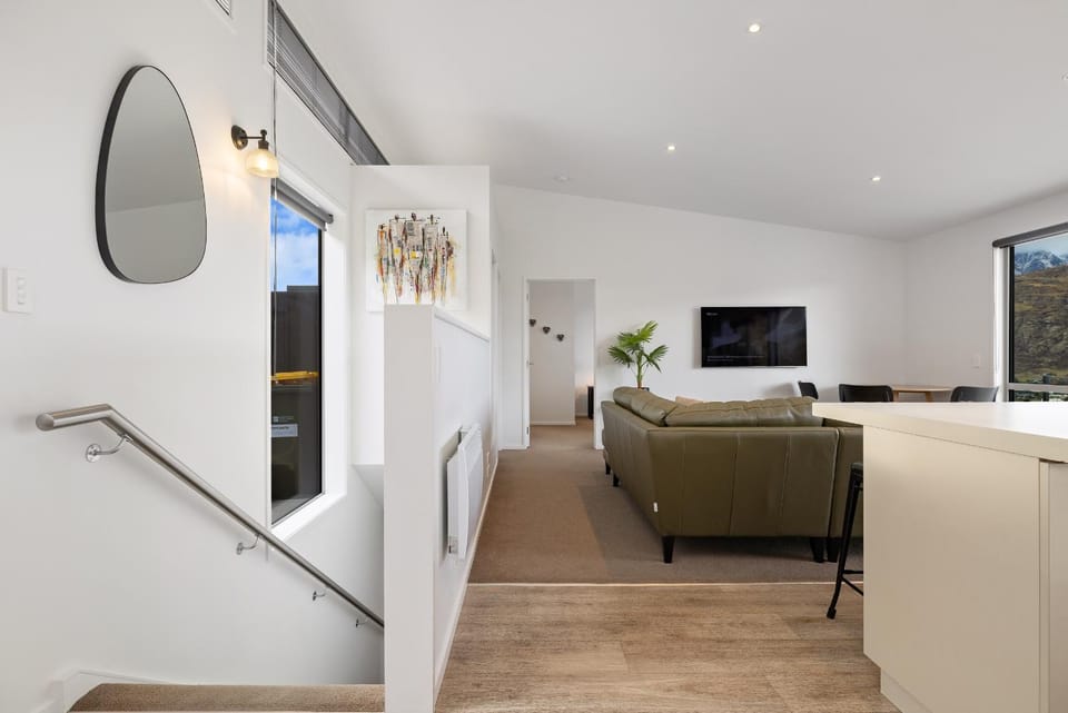 TV and multimedia, Kitchen or kitchenette, Living room, Seating area